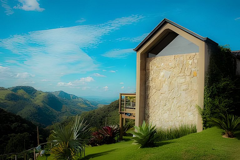 Cabana sobre o cafezal com ofurô e Starlink