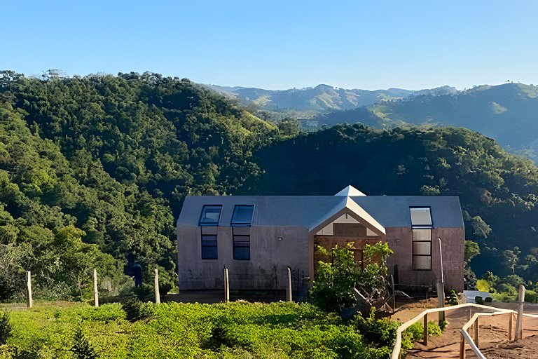 Cabana sobre o cafezal com ofurô e Starlink