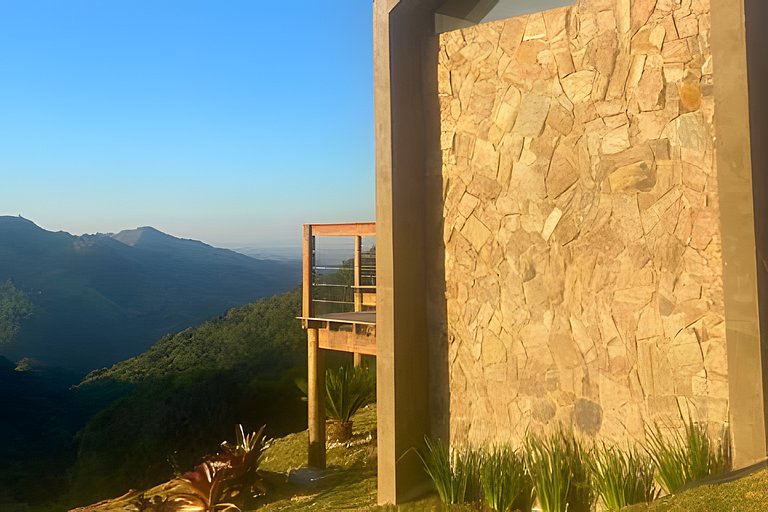 Cabana sobre o cafezal com ofurô e Starlink