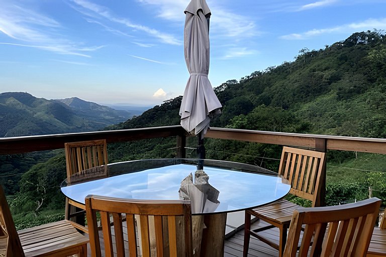 Cabana sobre o cafezal com ofurô e Starlink