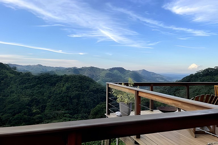 Cabana sobre o cafezal com ofurô e Starlink