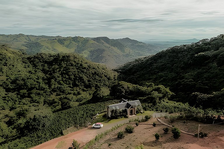 Cabana sobre o cafezal com ofurô e Starlink