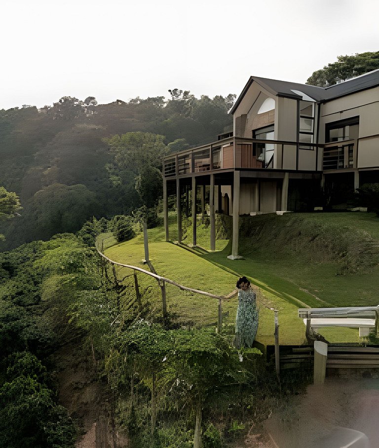 Cabana sobre o cafezal com ofurô e Starlink