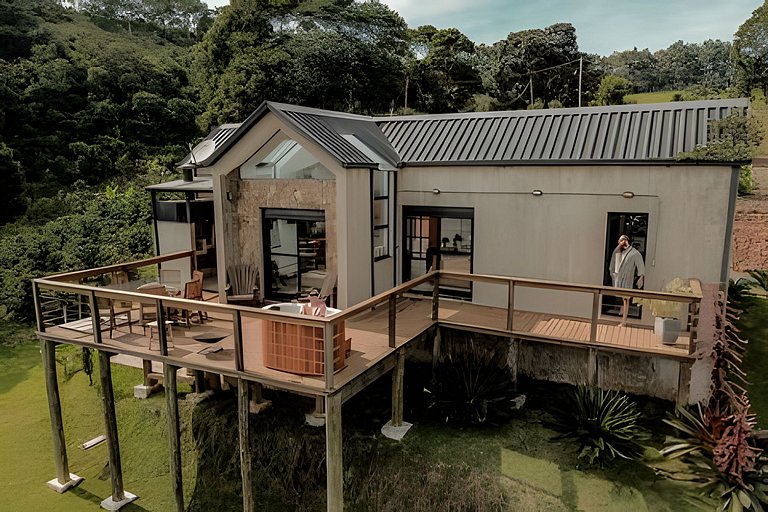 Cabana sobre o cafezal com ofurô e Starlink